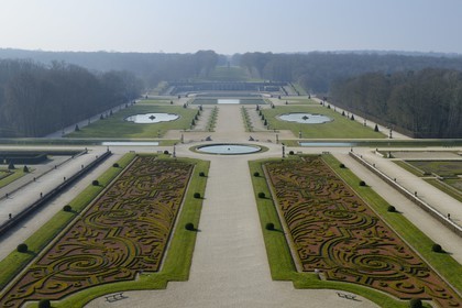 France, Seine-et-Marne (77), Maincy, le château de Vaux-le-Vicomte, façade sud du château et les parterres de broderie depuis les jardins à la française dessinés par Le Nôtre
