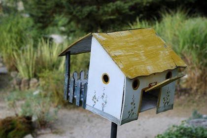 France, Var (83), Provence Verte, Bras, vers Saint-Maximin-la-Sainte-Baume, la maison d'hôtes Le Peyrourier une campagne en Provence, maison à oiseaux