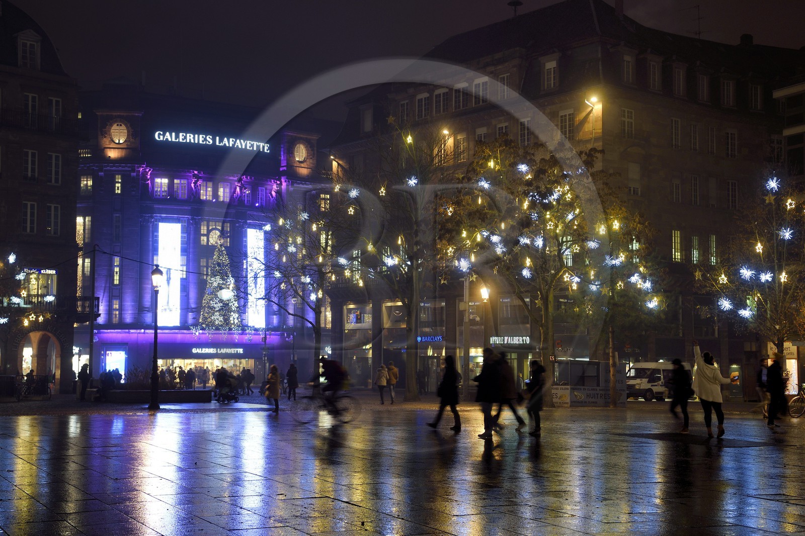 France, Bas-Rhin (67), Strasbourg, la place Kleber et les Galeries Lafayette décorées pour Noël dans la Rue du 22 Novembre