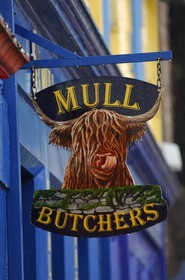 Royaume-Uni, Ecosse, Highland, Hébrides intérieures, Ile de Mull, port de Tobermory, enseigne de boucherie