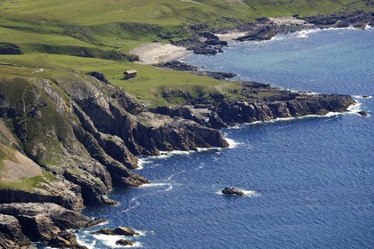 Royaume-Uni, Ecosse, Highland, Hébrides intérieures, Ile de Rum, mausolé de la famille du riche industriel John Bullough sur la côte Ouest (vue aérienne)