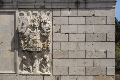 France, Alpes-Maritimes (06), La Turbie, Trophée d'Auguste ou Trophée des Alpes, monument romain édifié en l'an 6 avant J.-C. (vue aérienne)