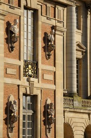 France, Yvelines (78), château de Versailles, classé Patrimoine Mondial de l'UNESCO, façade de la Cour Royale