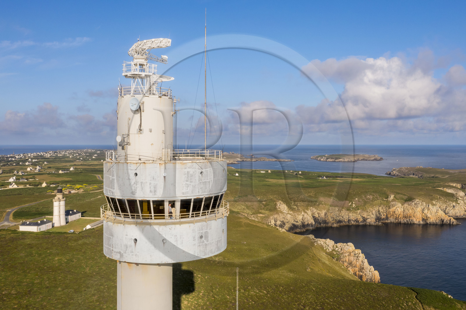 France, Finistère (29), Mer d'Iroise, Ile d'Ouessant, tour radar du Stiff de l'architecte Jean Prouvé (1982) qui surveille le rail de circulation maritime dans la Manche pour le Cross Corsen, Patrick Cornic, technicien du CROSS en poste depuis 2014 (vue aérienne)
