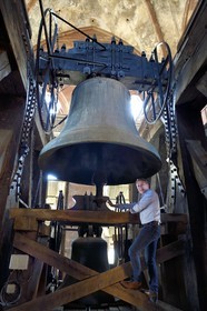 France, Bas-Rhin (67), Strasbourg, vieille ville classée au Patrimoine Mondial de l'UNESCO, la cathédrale Notre-Dame, le beffroi central, le campanologue du diocèse Olivier Tarozzi devant le grand bourdon de 9 tonnes datant de 1427