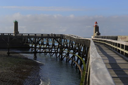 France, Seine-Maritime (76), Pays de Caux, Côte d'Albâtre, passerelle en bois à l'entrée du port de Fécamp