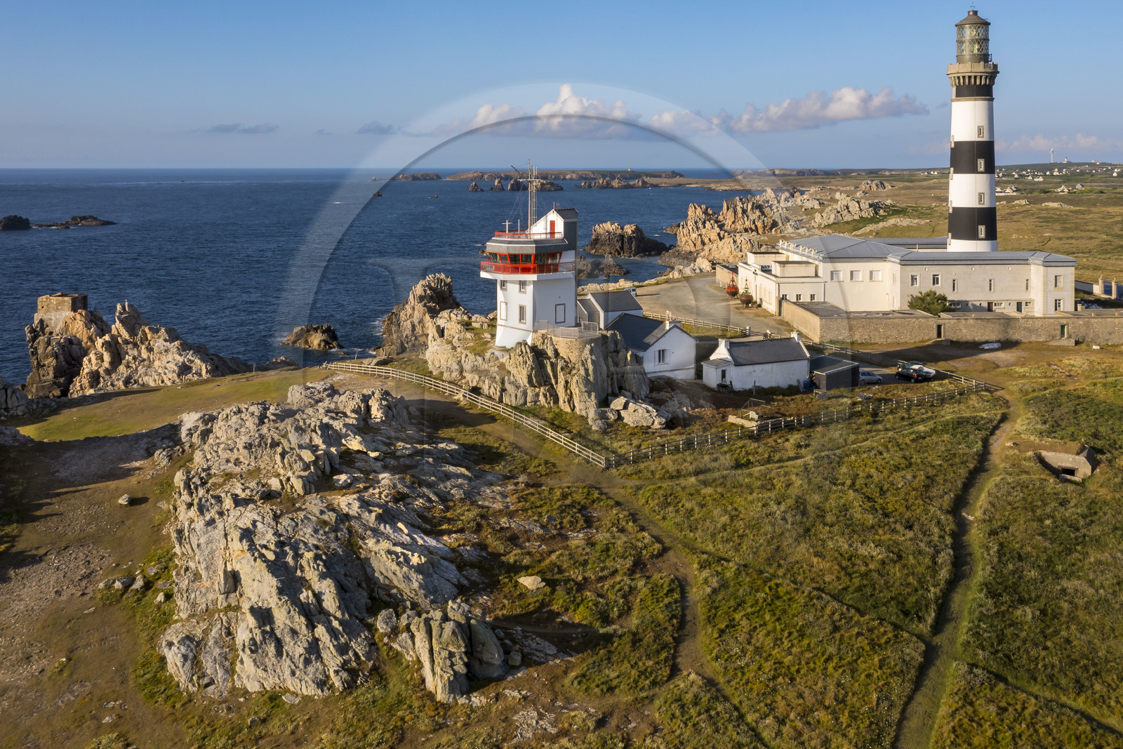 France, Finistère (29), Mer d'Iroise, Ile d'Ouessant, le phare du Créac’h et les rochers de la cote dechiquetée au Nord de l'Ile (vue aérienne)