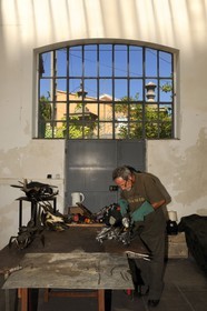 France, Hérault (34), Béziers, le sculpteur Serge Homs dans son atelier de Béziers à la villa Antonine