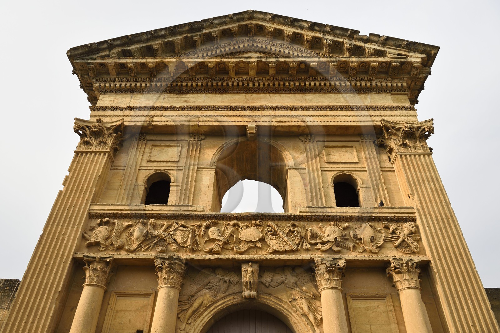 France, Vaucluse (84), Parc Naturel Regional du Luberon, La Tour d'Aigues, ruines du chateau Renaissance, le portail d'entrée