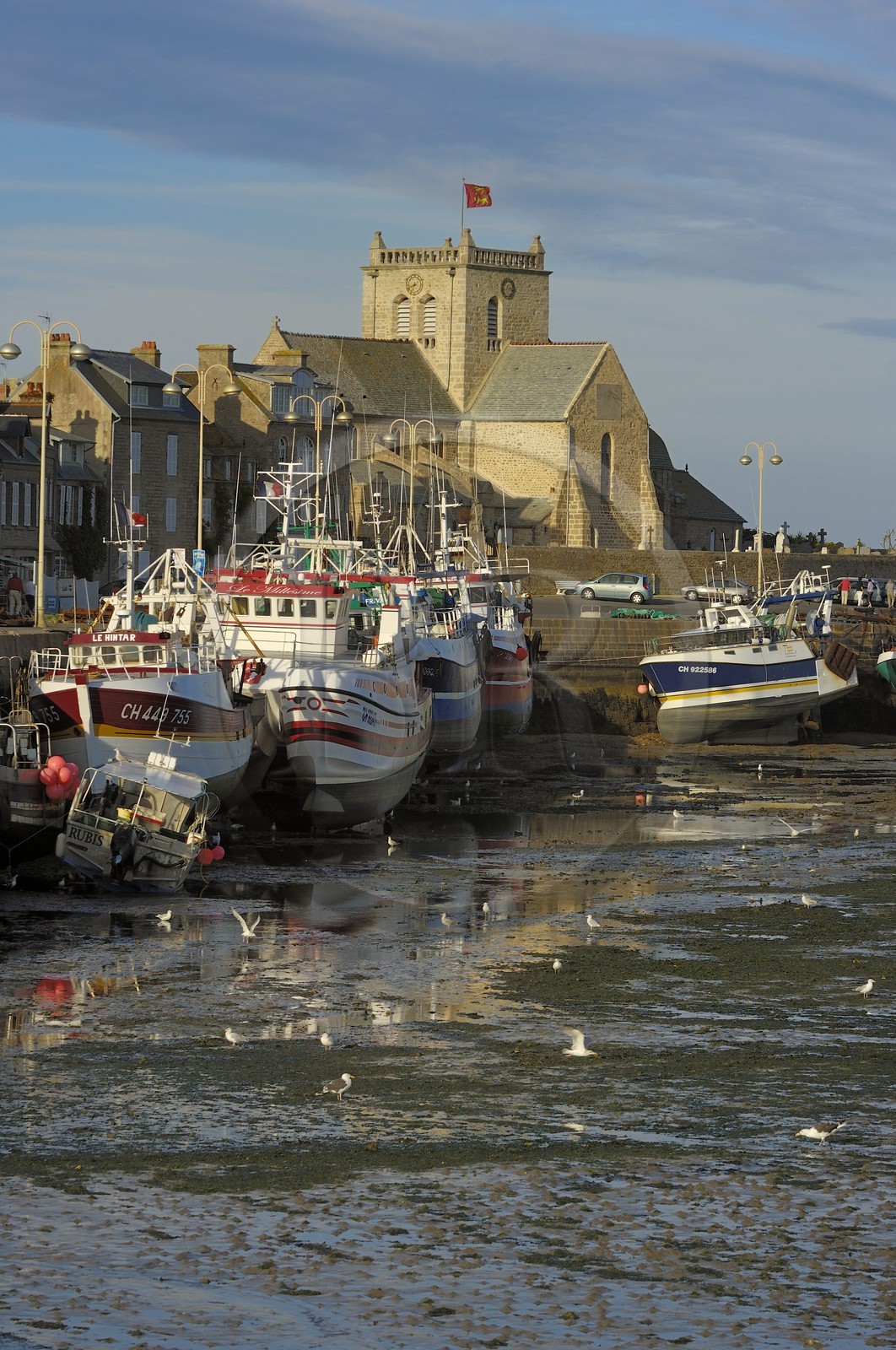 France, Manche (50), Val de Saire, port de Barfleur à marée basse, labellisé Les Plus Beaux Villages de France