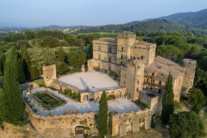 France, Vaucluse, Parc Naturel Regional du Luberon (Natural Regional Park of Luberon), Lourmarin, labelled Les Plus Beaux Villages de France (The Most Beautiful Villages of France), the castle of the 15th and 16th centuries Renaissance (aerial view)