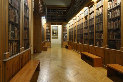 France, Paris (75), Opéra Garnier, la bibliothèque-musée de l’Opéra (BMO) faisant partie du département de la musique de la Bibliothèque nationale de France (BnF), rayonnages de livres et partitions protégés par des grilles