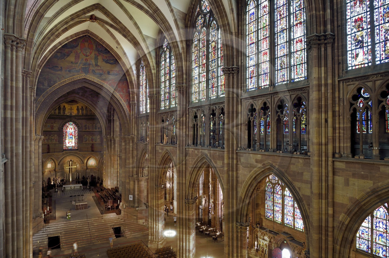 France, Bas-Rhin (67), Strasbourg, vieille ville classée au Patrimoine Mondial de l'UNESCO, la cathédrale Notre-Dame, le choeur roman et la nef gothique avec son triforium