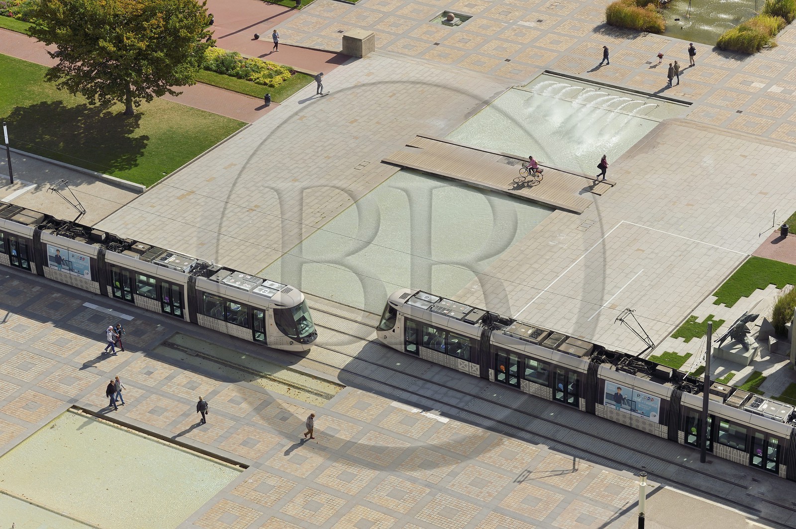 France, Seine-Maritime (76), Le Havre, Centre-ville reconstruit du Havre par Auguste Perret classé Patrimoine Mondial de l'UNESCO, tramways sur la place devant l'Hotel de Ville