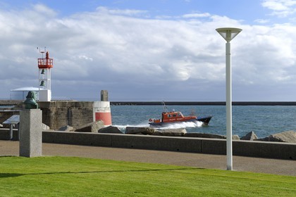 France, Seine-Maritime (76), Le Havre, l'entrée du port devant le musée d'Art Moderne André Malraux, sortie en mer d'un bateau pilote