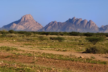 Namibie, région de Erongo, Damaraland, le Spitzkoppe ou Spitzkop (1784 m), montagne granitique dans le désert du Namib, le Grand Spitzkoppe à droite et le Petit Spitzkoppe à gauche