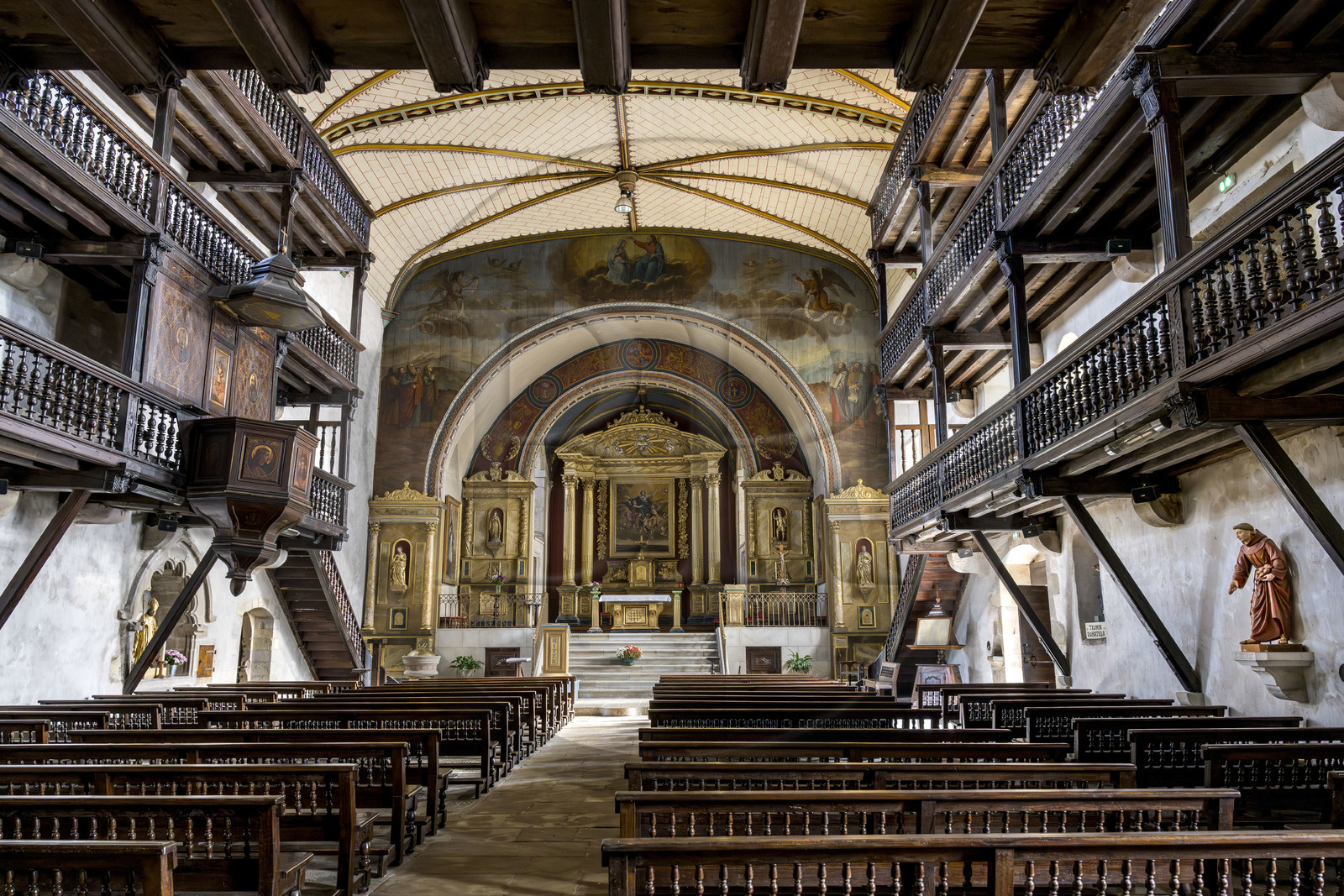 France, Pyrénées-Atlantiques (64), Pays-Basque, Sare, labellisé Les Plus Beaux Villages de France, église fortifiée Saint-Martin et les galeries en bois de la nef