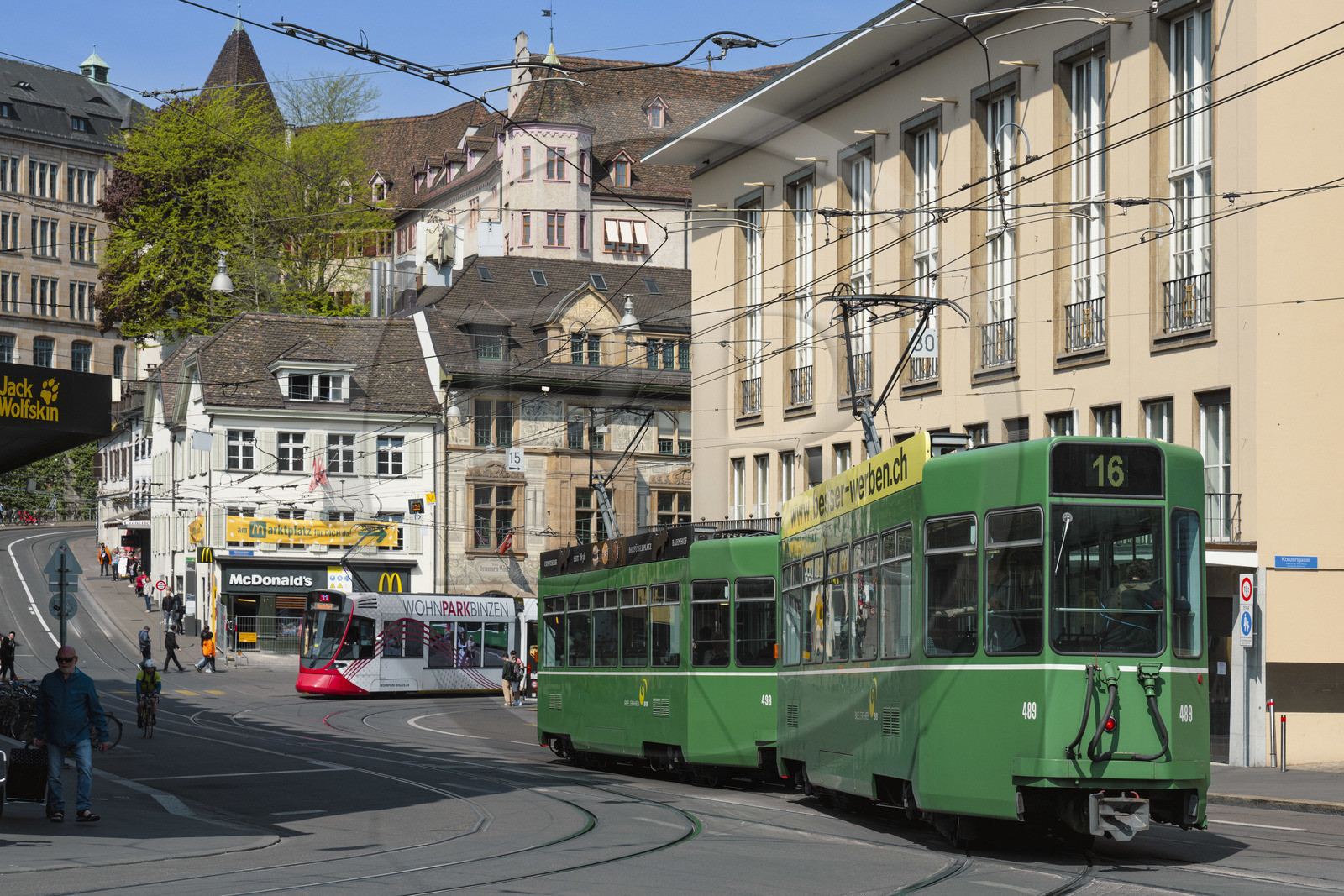 Suisse, Bâle, tram sur la Barfüsserplatz