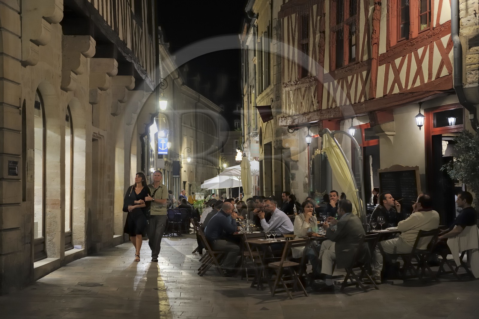 France, Côte d'Or (21), Dijon, terrasse de café d'une maison à colombage rue Vauban