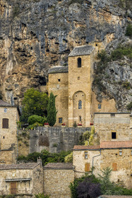 France, Aveyron (12), parc naturel régional des Grands Causses, Peyre, labellisé Les Plus Beaux Villages de France, église troglodytique Saint-Christophe des XIème et XVIIème siècles