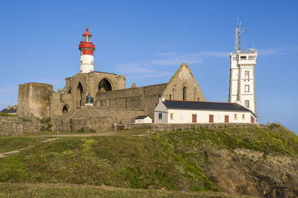 France, Finistère (29), Plougonvelin, la Pointe de Saint-Mathieu, départ du Chemin de Saint-Jacques de Compostelle, le Phare de Saint-Mathieu construit en 1835, l'abbaye Saint-Mathieu de Fine-Terre et le sémaphore de 1906
