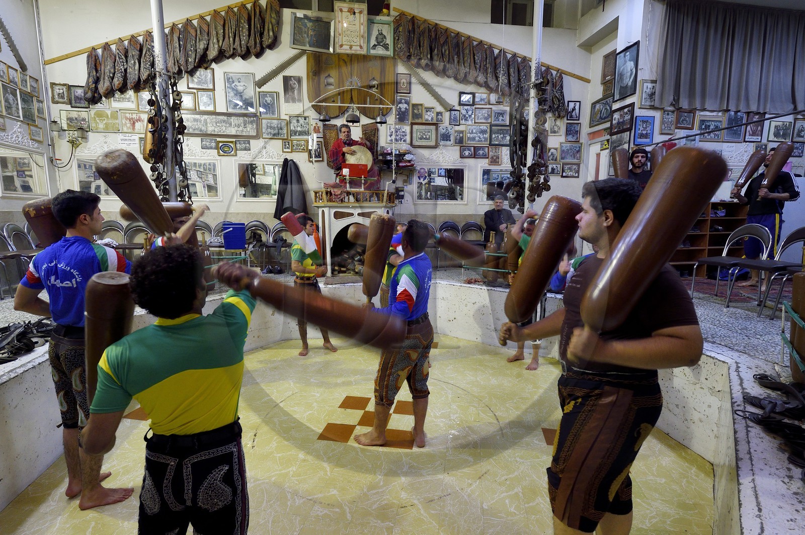 Iran, province d'Ispahan, Ispahan, maison de la force (Zurkhaneh) où est pratiqué le sport national traditionnel iranien appelé Varzesh-e Pahlavani