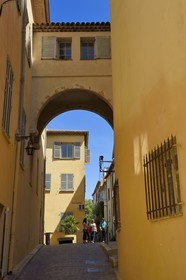 France, Alpes-Maritimes (06), Antibes, rue des Arceaux dans la vieille ville