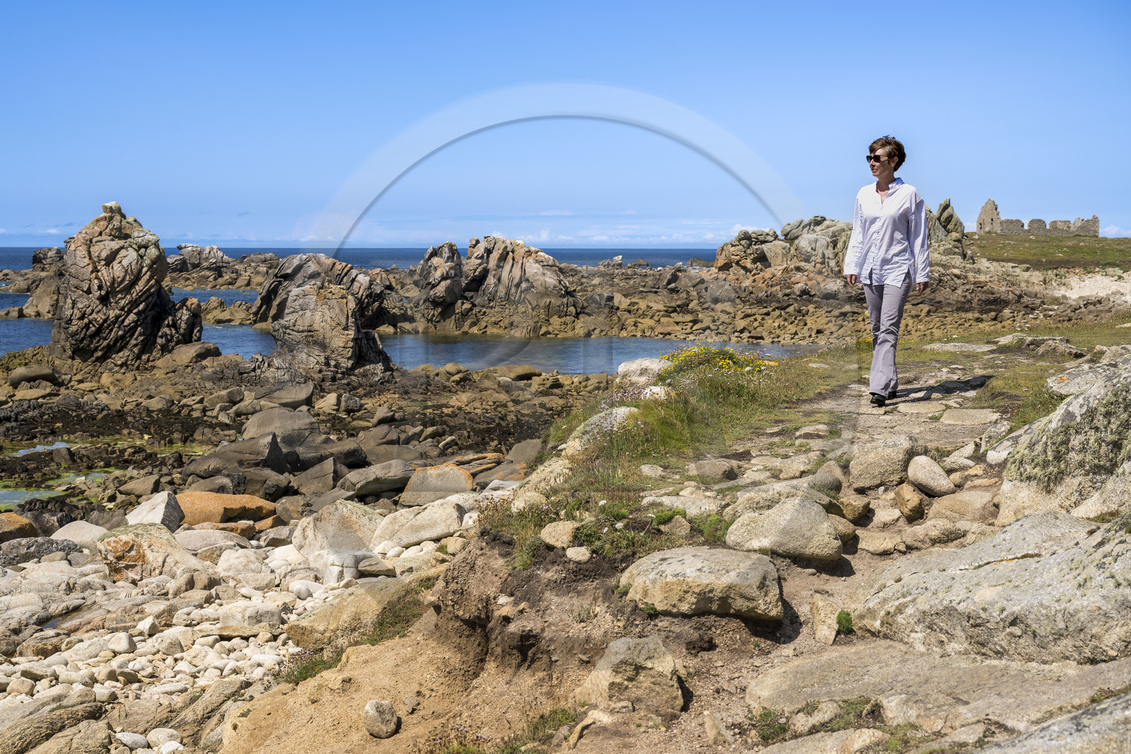 France, Finistère (29), Mer d'Iroise, Ile d'Ouessant, l'éditrice Helene Prigent en promenade à la Pointe de Pern