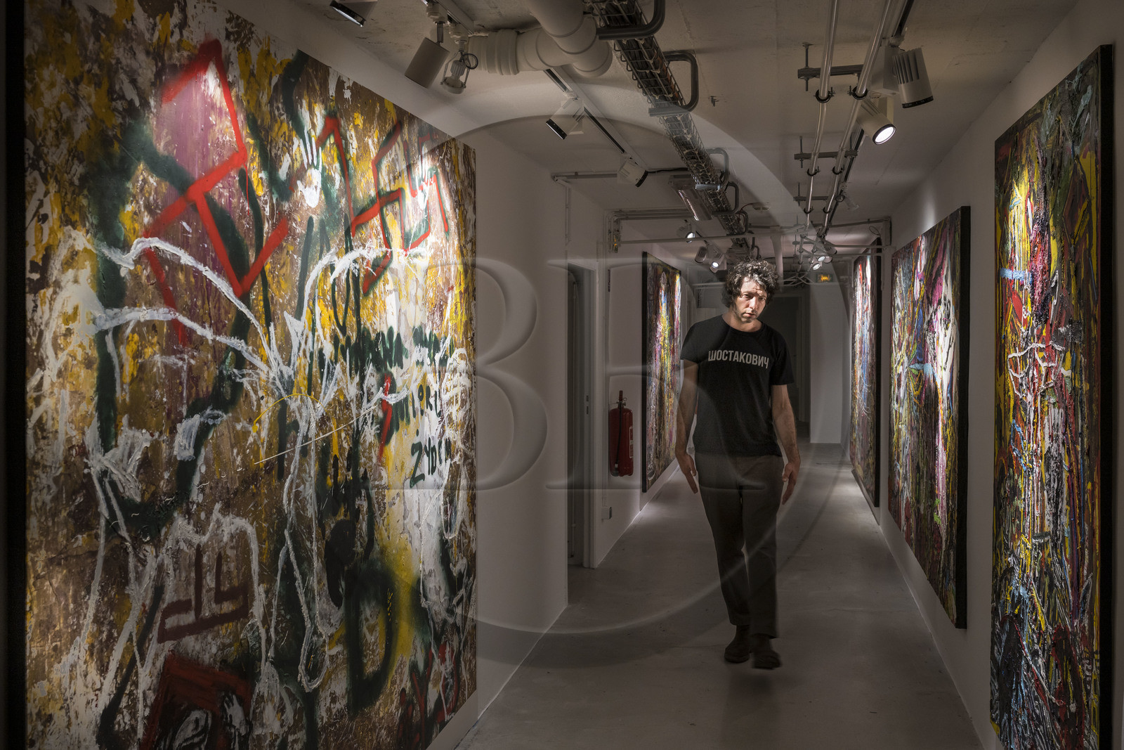 France, Alpes-Maritimes (06), Cannes, l'artiste Orsten Groom lors de son exposition au Suquet des Artistes en 2022