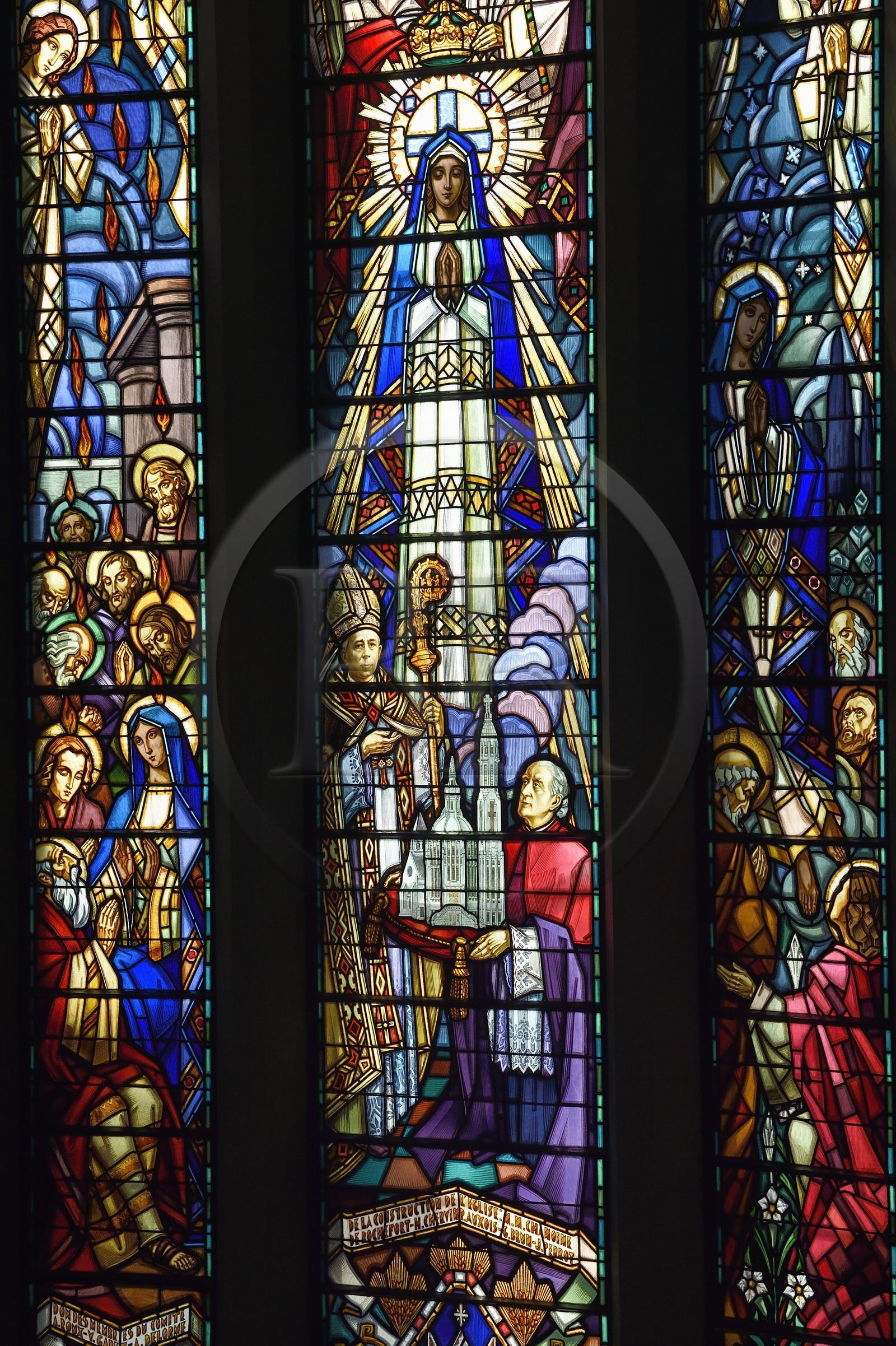 France, Allier (03), Vichy, église Notre-Dame-des-Malades et église Saint-Blaise, vitraux réalisés par les frères Mauméjean en 1933, détail du Couronnement de la Vierge montrant l'offrande de l'église à l'évèque