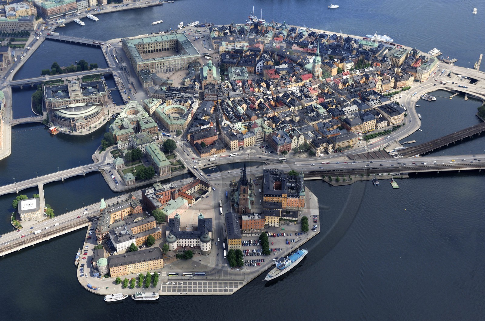 Suède, Stockholm, ile de Gamla Stan (vieille ville), île des Chevaliers (Riddarholmen) avec l'église de Riddarholmen (Riddarholmskyrkan) au premier plan, le parlement et le Palais Royal en arrière plan sur la gauche (vue aérienne)