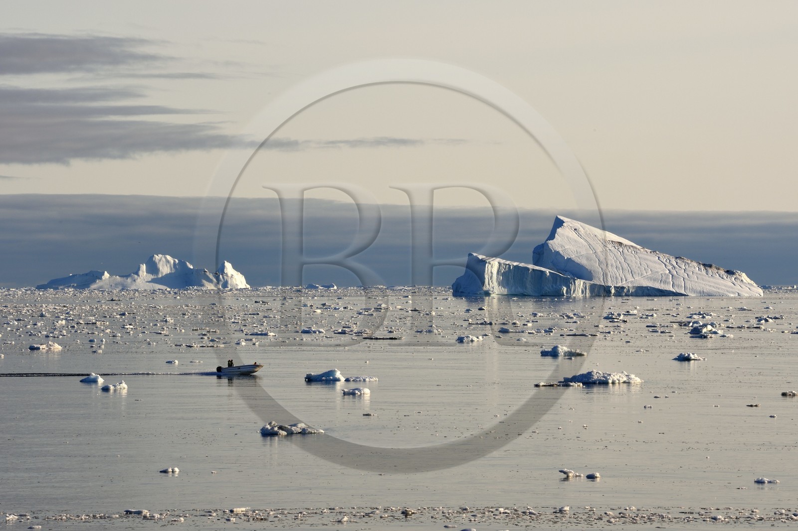 Groenland, cote ouest, hors-bord entouré d'icebergs dans la baie de Disko au large d'Ilulissat Groenland, cote ouest, hors-bord entouré d'icebergs dans la baie de Disko au large d'Ilulissat