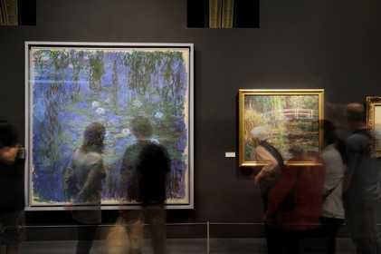 France, Paris (75), le musée d'Orsay, Nymphéas bleus et Le bassin aux nymphéas de Claude Monet