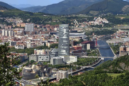 Espagne, Pays basque espagnol, Biscaye, Bilbao avec le musée Guggenheim de l'architecte Frank Gehry et la Tour Iberdrola