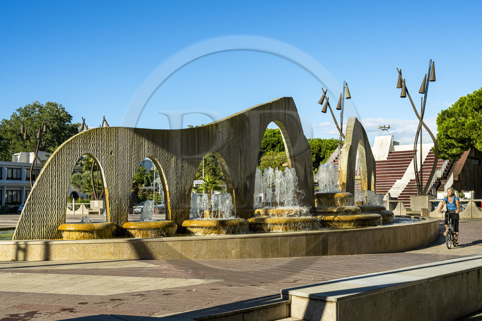 France, Hérault (34), La Grande-Motte, labellisé patrimoine du XXème siècle, place du 1er Octobre 1974 devant la mairie