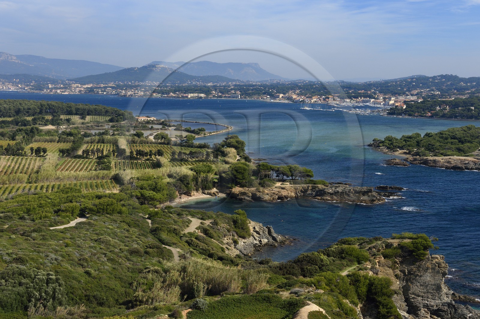 France, Var (83), Ile des Embiez vue depuis la Pointe du Coucoussa, en arrière plan Six-Fours-les-Plages sur le continent