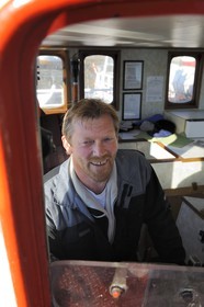 Norvège, Nordland, Îles Lofoten, départ du bateau pour la pêche, pêcheur