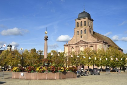 France, Haut-Rhin (68), Neuf-Brisach, ville fortifiée par Vauban, classée Patrimoine Mondial de l'UNESCO, l'église Saint-Louis sur la place d'Armes