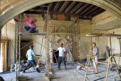 France, Allier (03), ancienne province du Bourbonnais, Besson, chateau de Fourchaud (XIVe siècle au XVIe siècle) appartenant aujourd'hui aux descendants des Bourbon-Parme, volontaires de l'association de sauvegarde du chateau en plein travaux de restauration