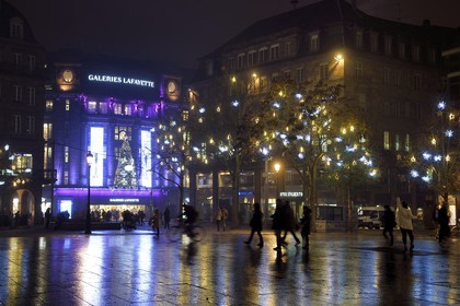 France, Bas Rhin, Strasbourg, the place Kleber et the Galeries Lafayette department store decorated for Christmas in Rue du 22 Novembre