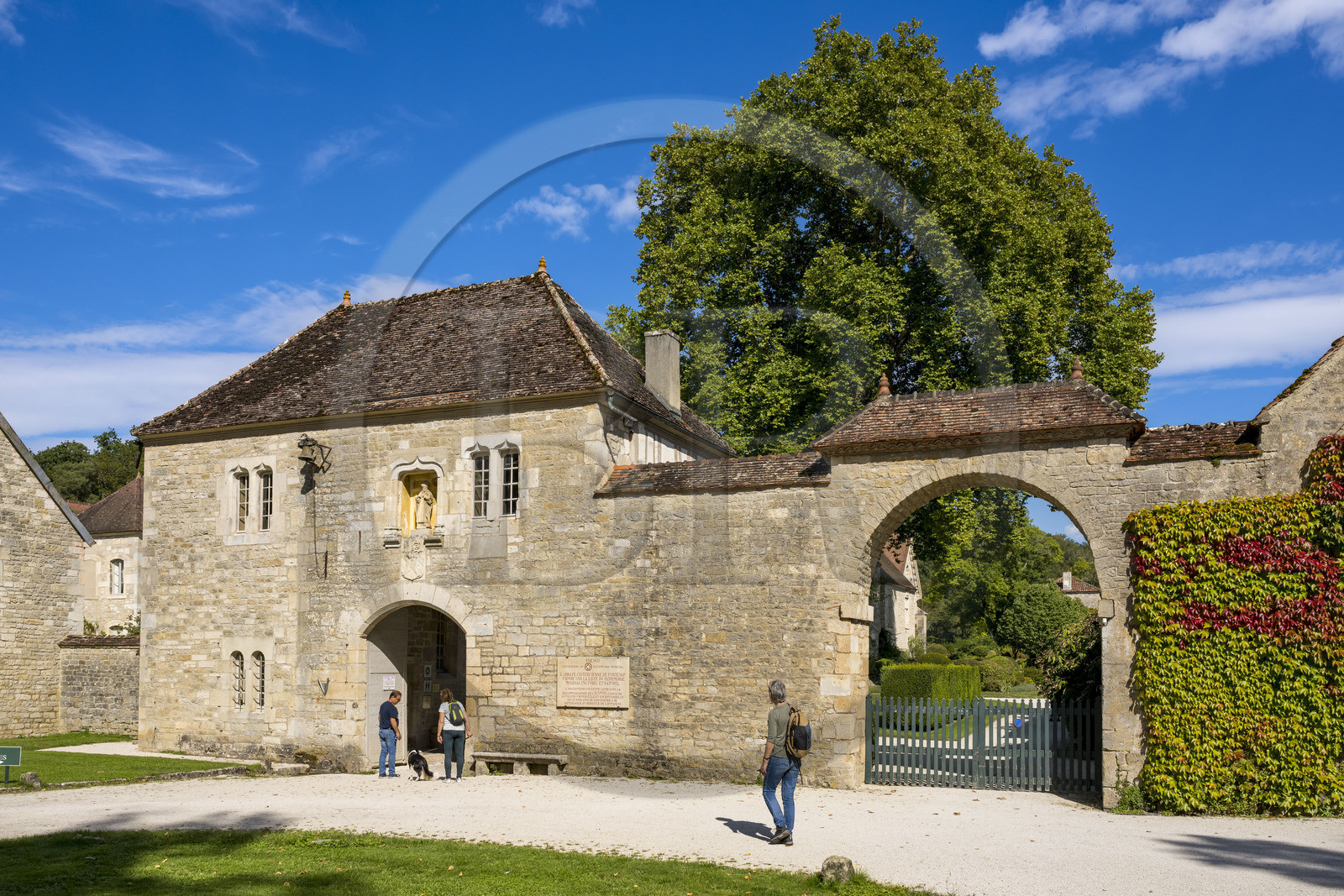 France, Côte-d'Or (21), Marmagne, l'abbaye cistercienne de Fontenay classée au Patrimoine Mondial de l'UNESCO, la porterie, porte d'entrée et le logement du frère portier
