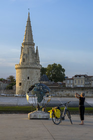France, Charente-Maritime (17), La Rochelle, à l'entrée Vieux Port, la tour de la Lanterne et globe de la francophonie, bronze de Bruce Krebs, sur l'Esplanade Saint-Jean d'Acre