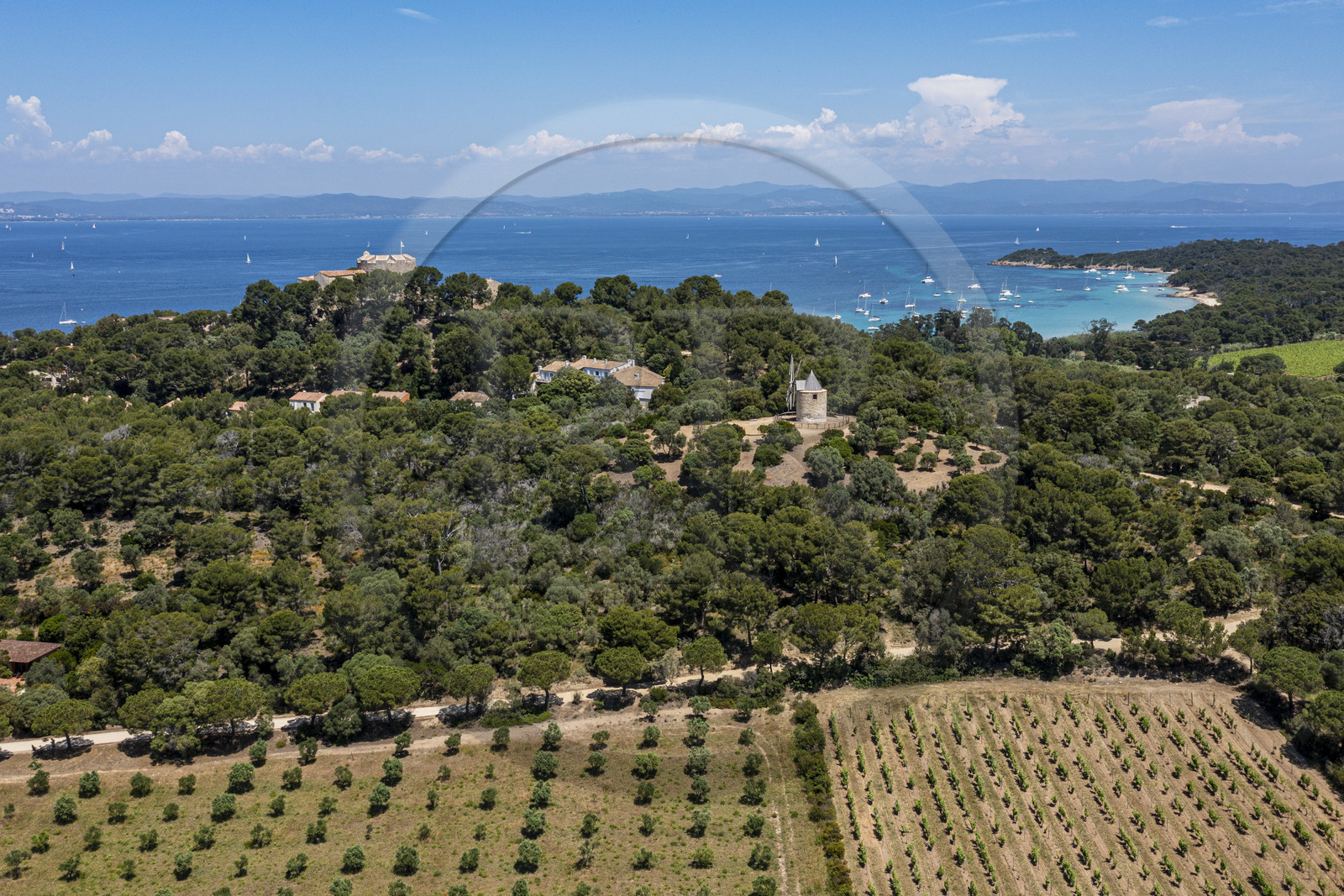 France, Var (83), Iles d'Hyères, parc national de Port Cros, Ile de Porquerolles, le moulin à vent de Porquerolles dominés par le chateau Sainte-Agathe (vue aérienne)