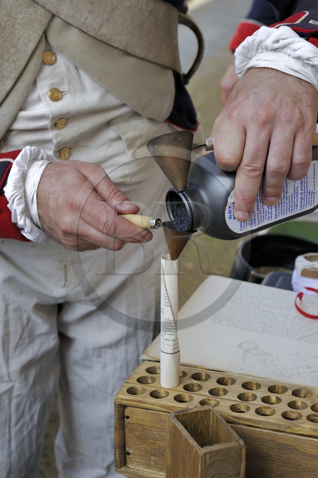 Italie, Ligurie, Sarzana, Napoleon Festival, préparation des doses de poudre pour les fusils