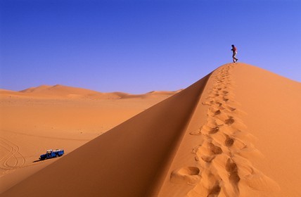 Libya, region of the desert, the Fezzan (Sahara), tourist in the dunes of the Erg Titerssin (at the West of Serdeles)