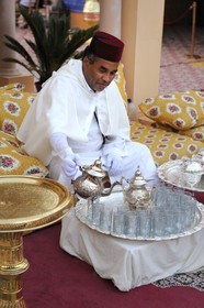 Maroc, Moyen Atlas, Fès, ville impériale, le thé à la menthe lors d'un gala