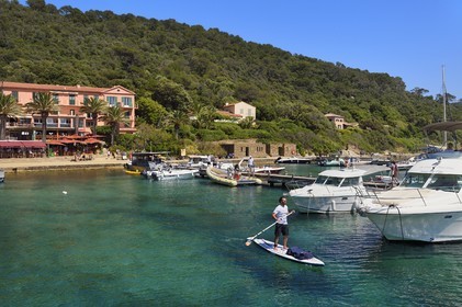France, Var (83), Iles d'Hyères, parc national de Port Cros, Ile de Port-Cros, paddle dans le port de Port Cros