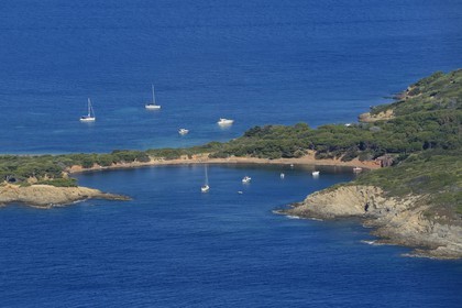 France, Var (83), Iles d'Hyères, parc national de Port Cros, Ile de Porquerolles, la crique du Mas du Langoustier (vue aérienne)