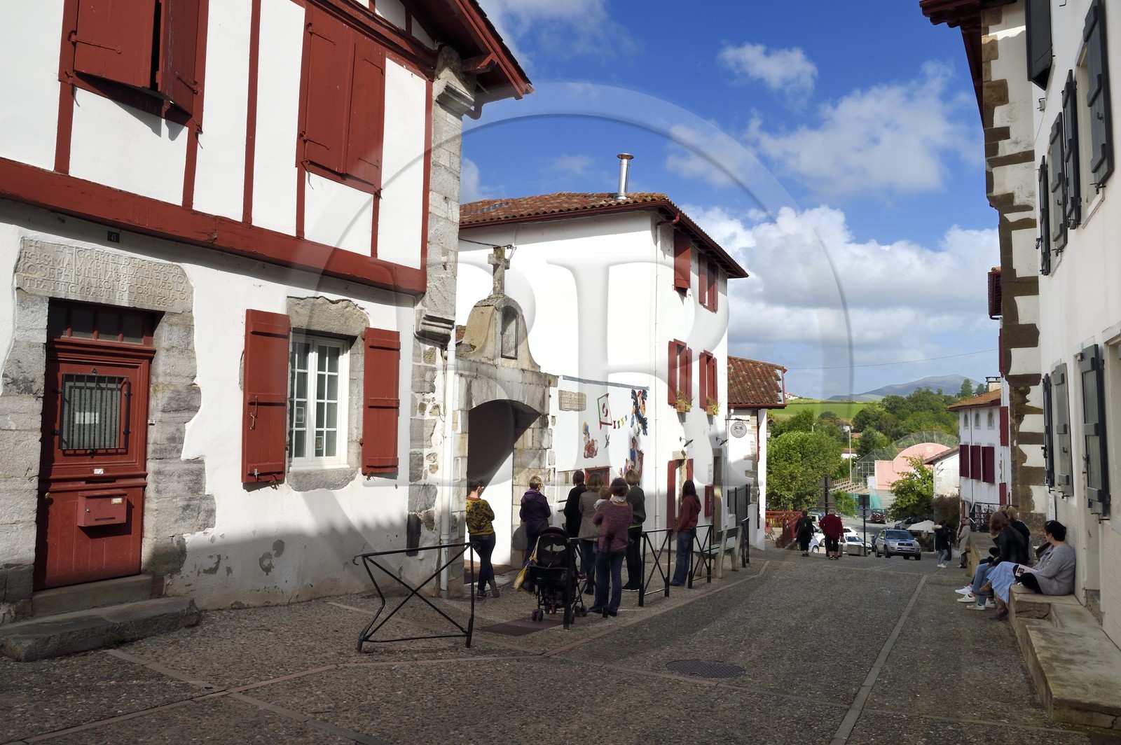 France, Pyrénées-Atlantiques (64), Pays-Basque, Espelette, maison traditionnelle avec linteau sculpté de 1663 et l'entrée de l'école primaire Saint-Etienne