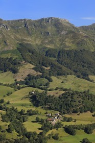 France, Cantal (15), monts du Cantal, Parc Naturel Régional des Volcans d' Auvergne, la vallée de la Jordanne vers Mandaille-Saint-Julien